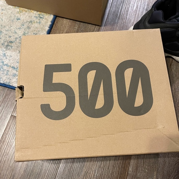 Yeezy 500 - Picture 3 of 4